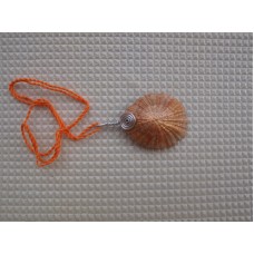 NH142011 - náhrdelník lastura, přírodní oranžová barva, kroucená bavlněná šňůrka
